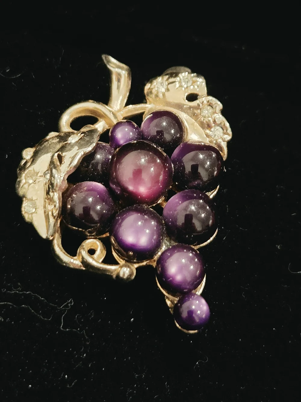 Vintage Gold-Tone Purple Grape Cluster Brooch - Vintag Women Jewelry